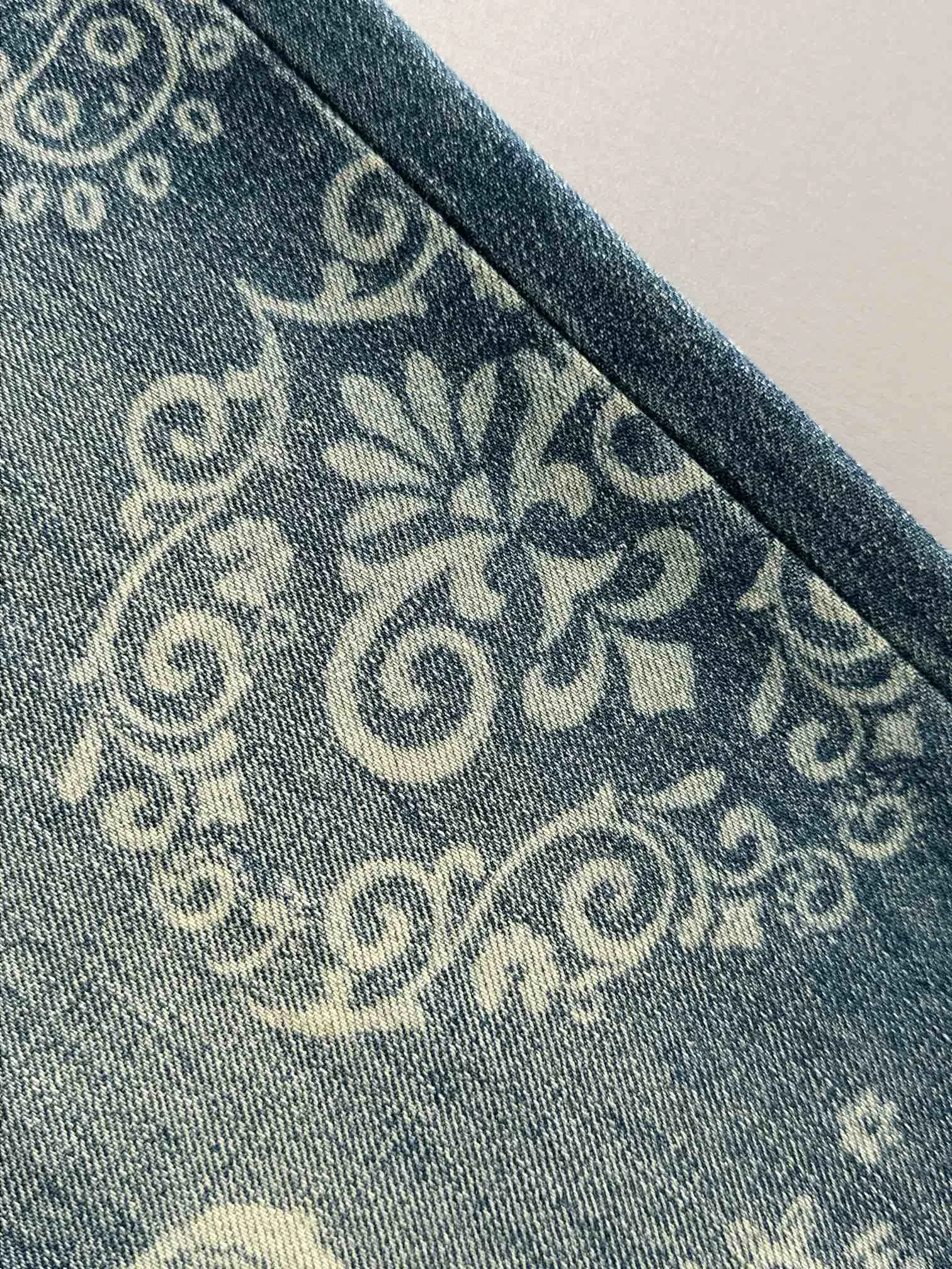 🅿️400 Croxin 2025 Four Seasons Loose Jeans and Straight Trousers, the trend in the trend! Many fashion bloggers control the upper body. The water is woven from imported Japanese Denim plain cotton denim fabric. It has three standards, is soft, delicate, comfortable and breathable. The color has a modern and fashionable vicissitudes. The upper body is versatile and fashionable! Light luxury, a must-have item for daily commuting! Code number: 28-40 (please state your height and weight when placing an order)
